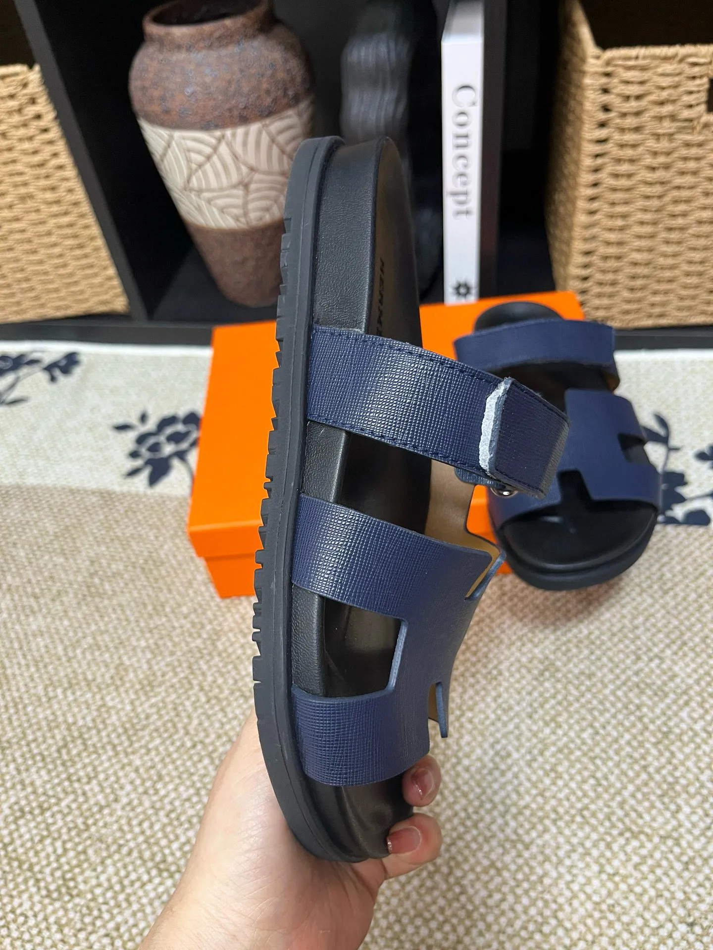 P300 Long-term stock Hermes men’s Kazimir slippers for couples - top quality woven calfskin functional sandals with intertwined uppers inspired by the “H” iconic pattern to create a casual look, perfect for summer. Imported cowhide + cowhide lining + TUP outsole Size: 35-46